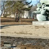 «Соорудили наспех»: красноярцы раскритиковали вид лужайки со скульптурой Даши Намдакова возле СФУ 