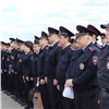 Красноярских полицейских переодели в летнюю форму и выстроили на набережной