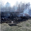В Назарово соседи судились из-за пожара. У одних сгорел сарай, вторая чуть не лишилась дома