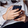 «Разговаривать по 2 минуты и не держать рядом во время сна»: красноярцами рассказали, как правильно пользоваться мобильным телефоном