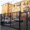«Все хотят жить за забором»: красноярец сделал подборку огороженных домов по всему городу