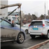 Красноярские полицейские подкараулили у краевой библиотеки нарушителей парковки и забрали их машины