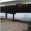Полиция ищет водителя, который повредил путепровод в красноярских Солонцах