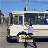 В Кемерово мужчина с лопатой напал на автобусы