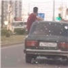 Катавшего красноярцев в окнах машины водителя оштрафовали 11 раз (видео)