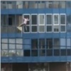 В красноярских «Белых росах» женщина сорвалась с балкона (видео)