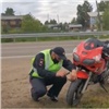 В Красноярском крае на сельской дороге автобус снес мотоциклиста (видео)