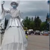 В Красноярске ходулисты призывают горожан надеть маски (видео)