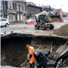 В центре Красноярска устранили коммунальную аварию. Но асфальт на Перенсона не восстановили