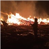 В Кежемском районе ночью сгорела база со стройматериалами. Площадь пожара достигла 2 тысяч квадратных метров (видео)