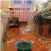«Льёт как на улице!»: жильцы скандального общежития в Красноярске показали потоп в комнатах во время ливня (видео)