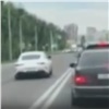 «Торопился в больницу»: молодой водитель «Мерседеса» проехался по встречке в Красноярске и попал на видео 