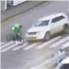 В Красноярске автоледи сбила доставщика на велосипеде из Delivery Club и скрылась: накажут обоих (видео)