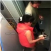 Жительница Солнечного в лифте жестоко избила кошку: полиция начала проверку (видео)