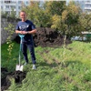 Посадил деревья и установил батут: красноярец обустраивает сквер на месте свалки в Советском районе 