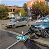 Пожилому водителю «Тойоты» стало плохо, и он снес знаки и две машины на правобережье Красноярска 