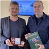 Красноярца наградили медалью за спасение автомобилиста, которого пытался зарезать экс-полицейский