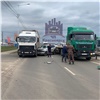 Столкнувшиеся внедорожник и грузовики перекрыли въезд в Красноярск