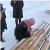 «Есть сомнения в качестве»: древесину в парке красноярского Солнечного отдадут на экспертизу (видео)