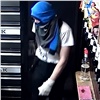 В Кемерове мужчина обмотал голову кофтой, надел на руки носки и пошел грабить магазин. Нашли по следам на снегу (видео)