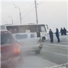 Столкнувшиеся автобус и «Жигули» перекрыли проезд по Октябрьскому мосту (видео)
