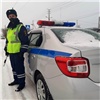 Водителю «Лада Гранта» стало плохо за рулем на трассе в Красноярском крае. Полиция с мигалкой доставила в больницу (видео)
