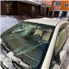 «Лобовое только на днях заменили!»: красноярские автовладельцы массово жалуются на падающий с крыш и подъездов снег (видео)