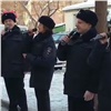 В Красноярске полицейские спели на улице для 100-летнего ветерана (видео)