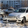 В Красноярске задержали устроившую ДТП со столбом пьяную автоледи без прав (видео)