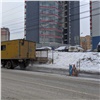 Припаркованное авто мешает справиться с канализационным потопом на Киренского в Красноярске