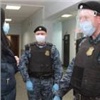 Красноярка пришла в суд с клинками и попала под штраф 