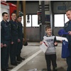 Красноярский школьник быстро среагировал на ЧП: его позвали в пожарную часть и вручили подарок