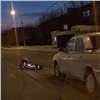 «Так происходят трагедии»: на правобережье Красноярска школьница перебегала дорогу на «красный» и чудом не попала под машину (видео)