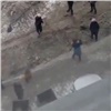 Жители Покровского начали самостоятельно чистить дворы от снега (видео)