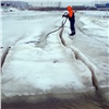 В Красноярске при промощи горячей воды режут лед на реках