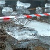 В Хакасии на 47-летнюю женщину упала глыба льда с крыши. Представитель управляющей компании заплатит ей крупную сумму 