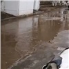 «Скорей бы уже всё растаяло»: красноярцы жалуются на утонувшие в лужах дворы и дороги (видео)