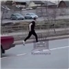 Возле БСМП парень бегал по дороге и кидался под машины (видео)