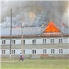 «Вот тебе и капремонт»: в Лесосибирске горит только что отремонтированная крыша деревянного барака