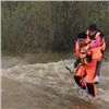 Краевые спасатели на себе выносят жителей из затопленного села в Каратузском районе (видео)