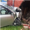 На Брянской Toyota вылетела с кольца и пробила кирпичную стену. Водитель в больнице (видео)