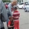 «Вставай на колени и извиняйся»: красноярска напала на оскорбившего ее сына мальчика (видео)
