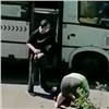В Красноярске кондуктор вытолкала пьяную пассажирку из маршрутки и избила ее (видео)