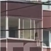 В Солнечном маленькая девочка села на ограждение балкона и свесила ноги с 6 этажа. Полиция начала проверку