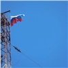 В Красноярске флаг России подняли на 190-метровую высоту. Вечером в городе включат праздничную подсветку