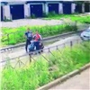 В Красноярске два парня украли мопед из-под камеры наблюдения во дворе на Чайковского. Полиция просит помощи в их поимке (видео)