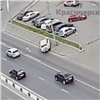 На Тотмина автоледи на внедорожнике не справилась с управлением при выезде с парковки и разбила 4 автомобиля (видео)