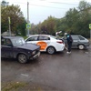 На правобережье Красноярска таксист не пропустил встречный ВАЗ и разбил две машины