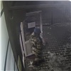 Трое вахтовиков с гвоздодером ограбили магазин в Тасеево (видео)