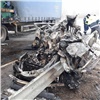 На трассе под Красноярском «Лада» столкнулась с грузовиком и загорелась: водитель погиб на месте (видео)